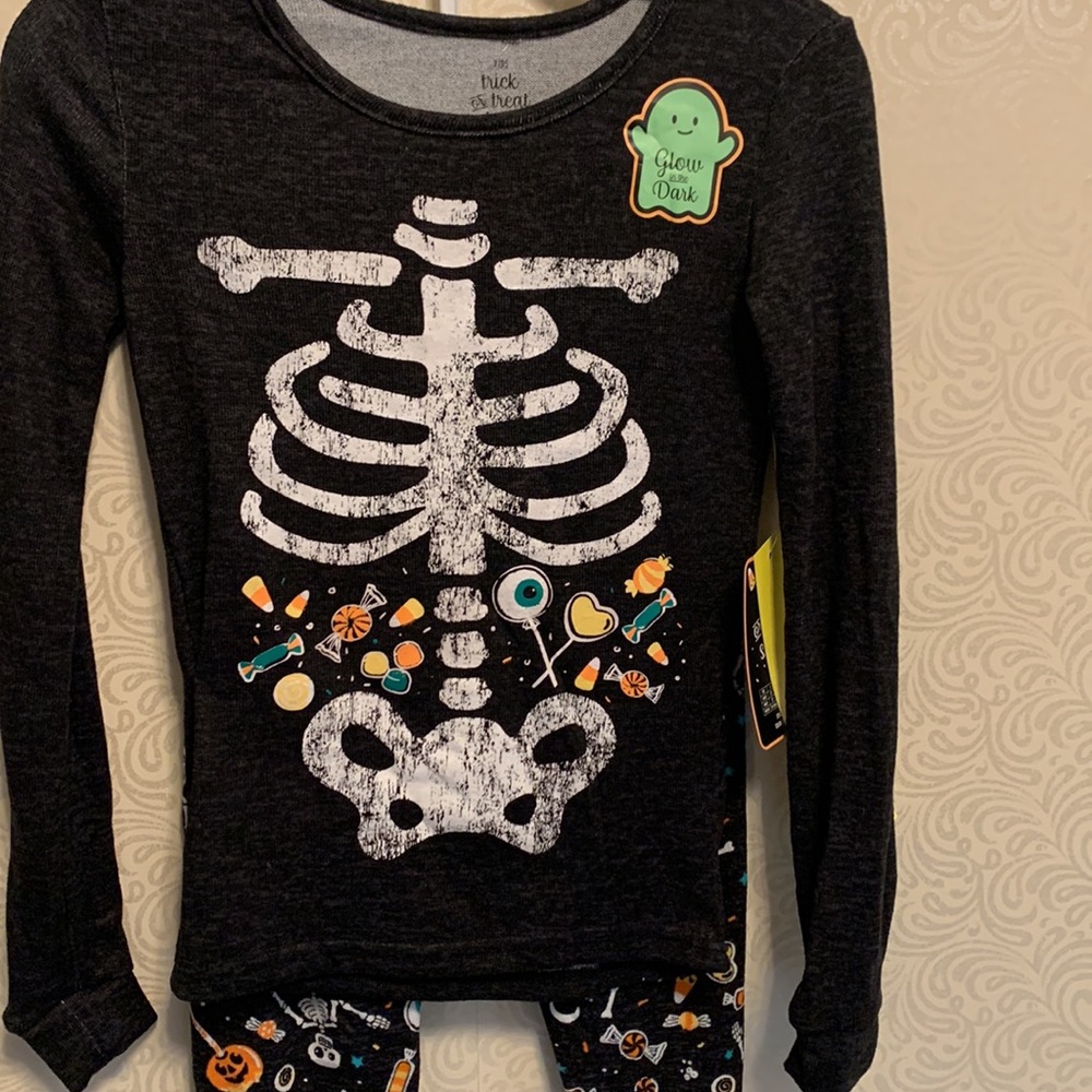 Kids trick-or-treat sleep outfit size 6 brand new with tags glow in the dark